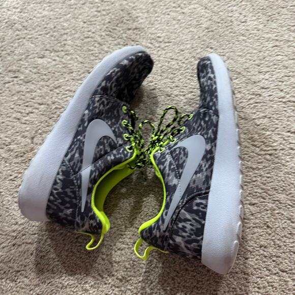 Nike Roshe Run Gray Camo w/ Neon Green Sneakers Women's Size 7.5 Running Shoes - Picture 7 of 11